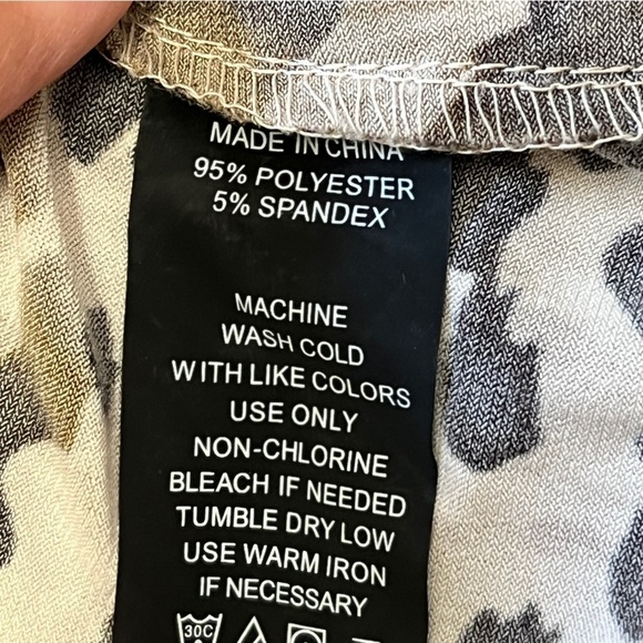 Vince Camuto Animal Print Blouse. Sheer SRaw Hem, Black Brown Size XS #1197 - Picture 5 of 6